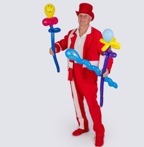 allonmanden Hurra Holger laver ballonfigurer til børnene på Sort Nat i Bloms Butikker