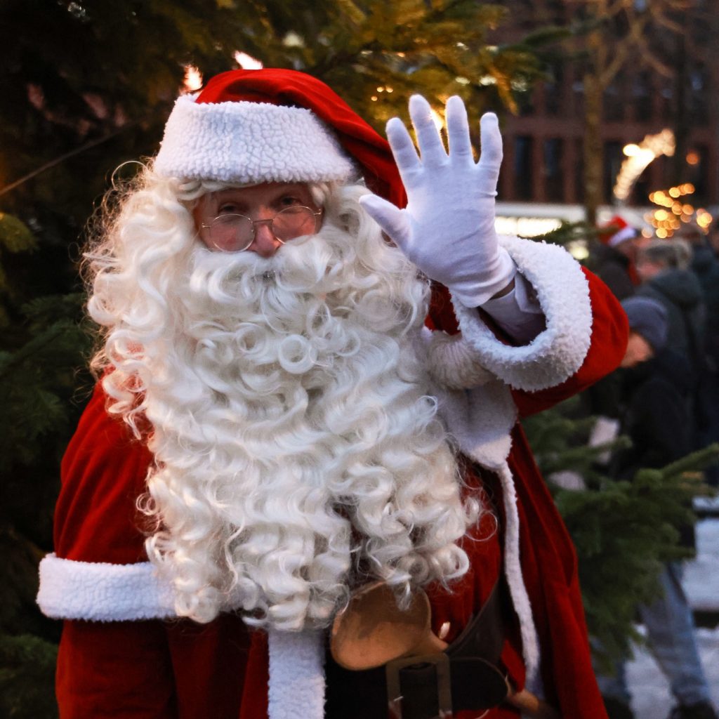 Julemanden kommer til Skanderborg og juletræet tændes